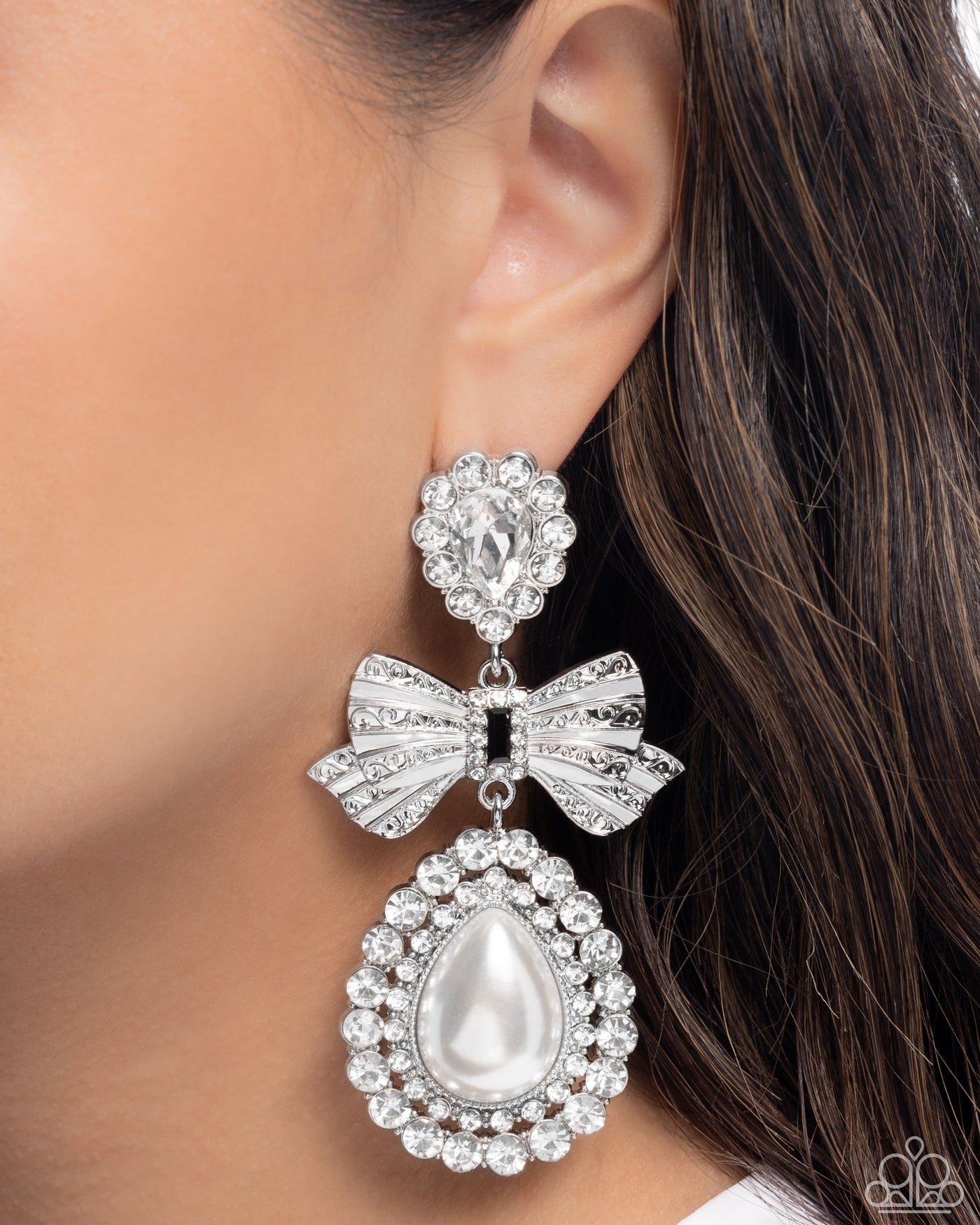 Paparazzi Alluring Aesthetic - White
