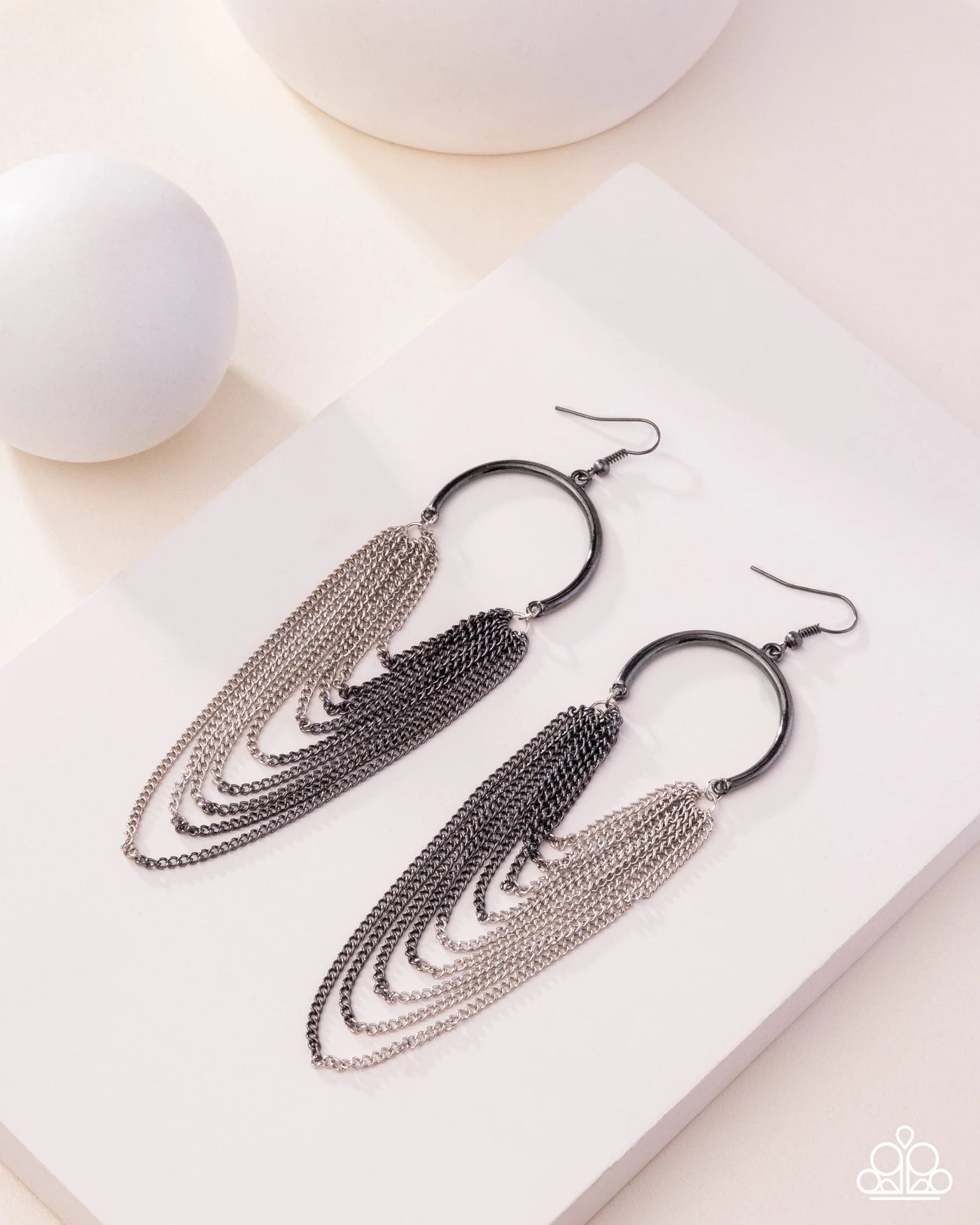 Convention 2025 Paparazzi ♥ Focused Fringe - Black ♥ Earrings
