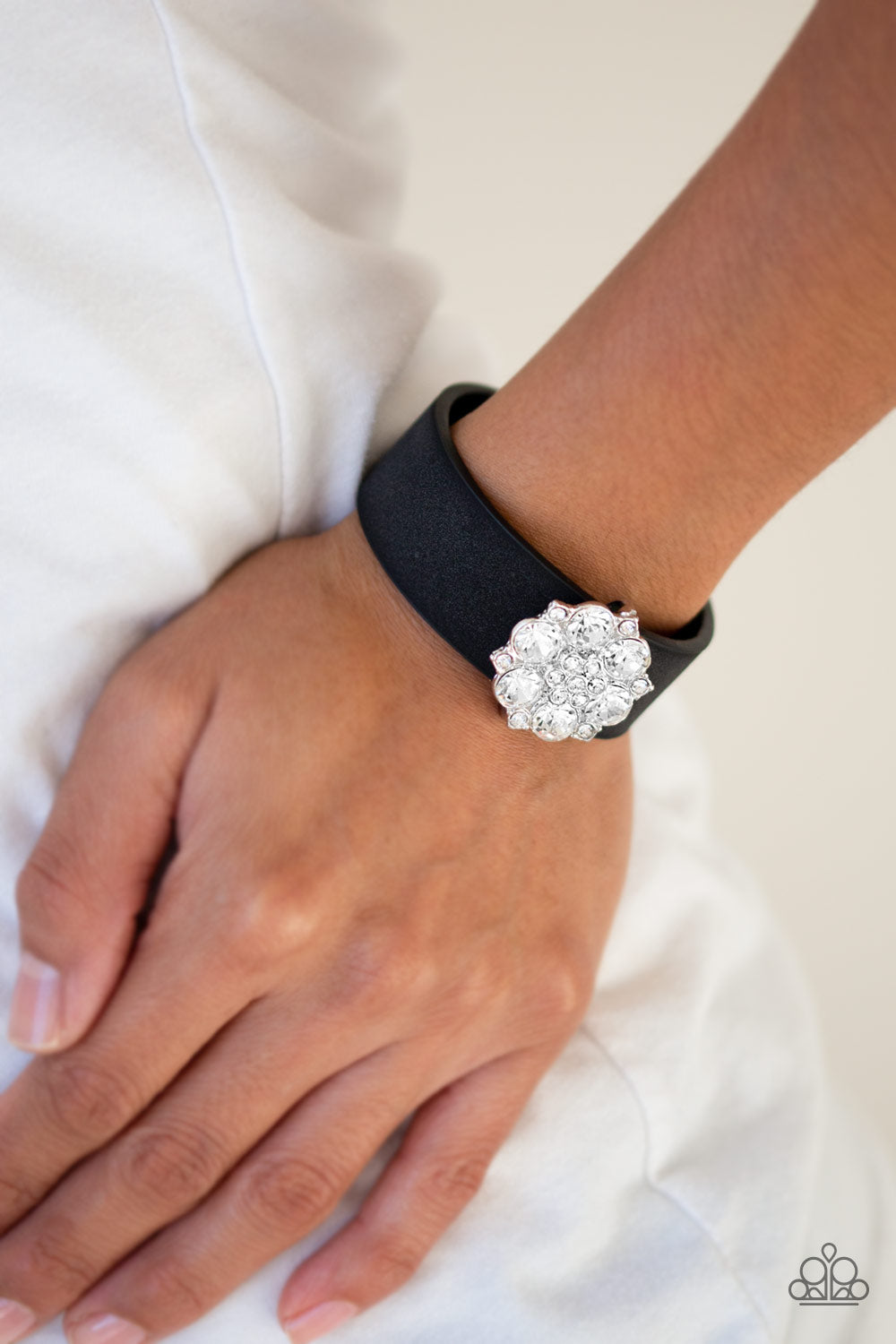 Paparazzi Show-Stopper - Black