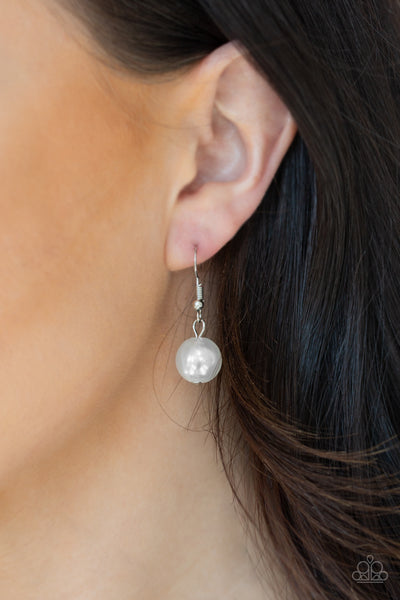 Paparazzi 5th Avenue Fleek - White