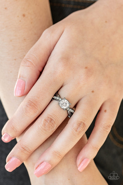 Paparazzi Prim and Proper - Black