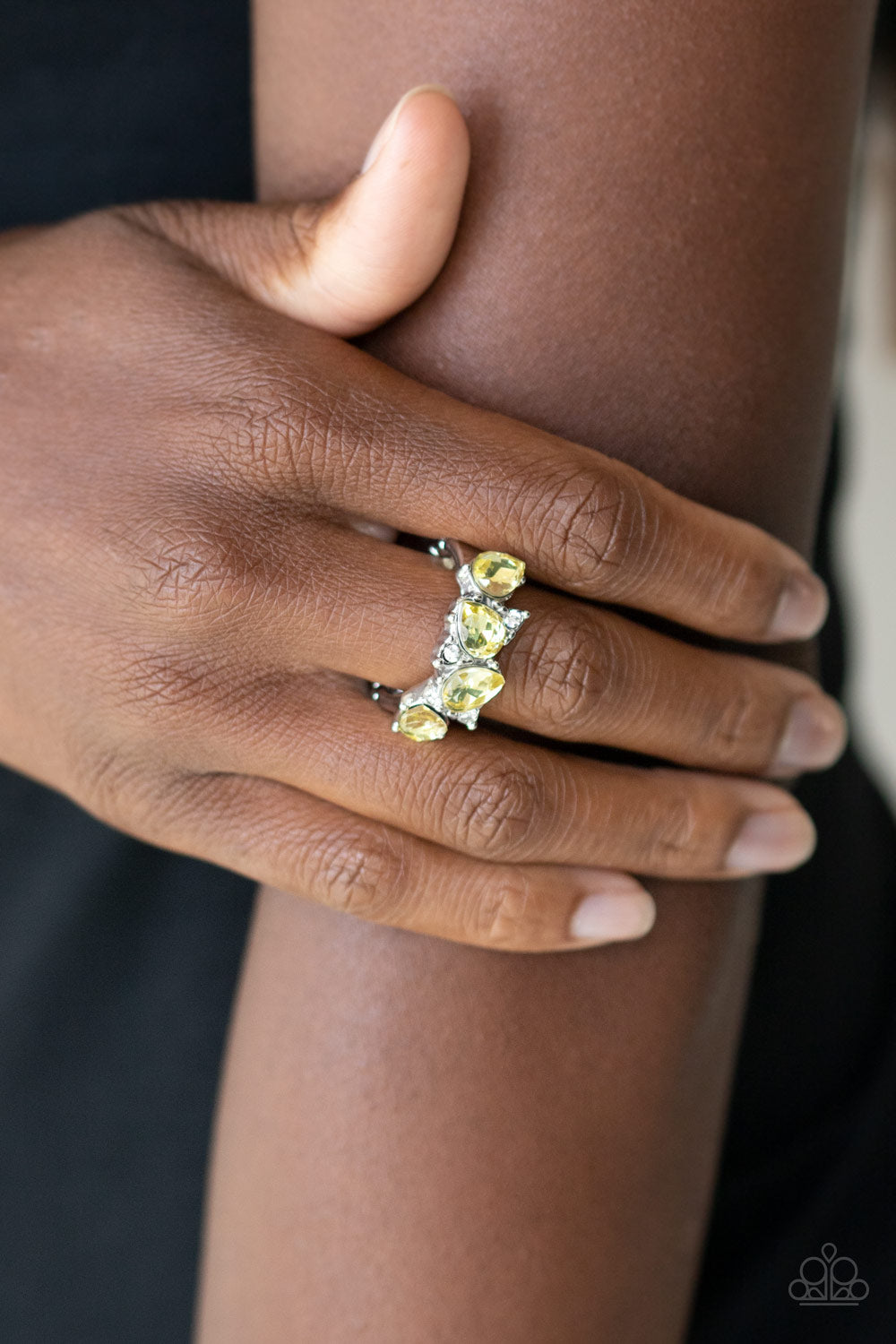 Paparazzi Majestically Modern - Yellow